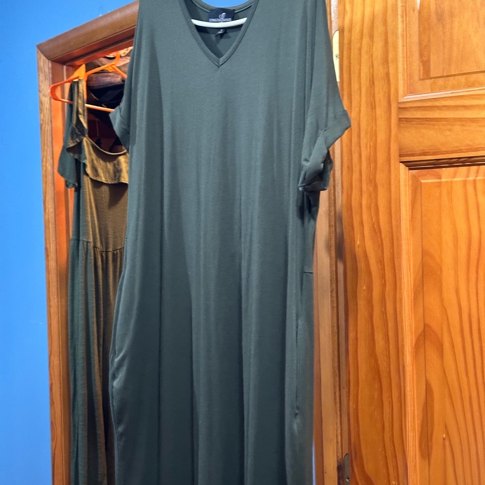 Women’s Olive green XL maxi dress, split up the sides with pockets